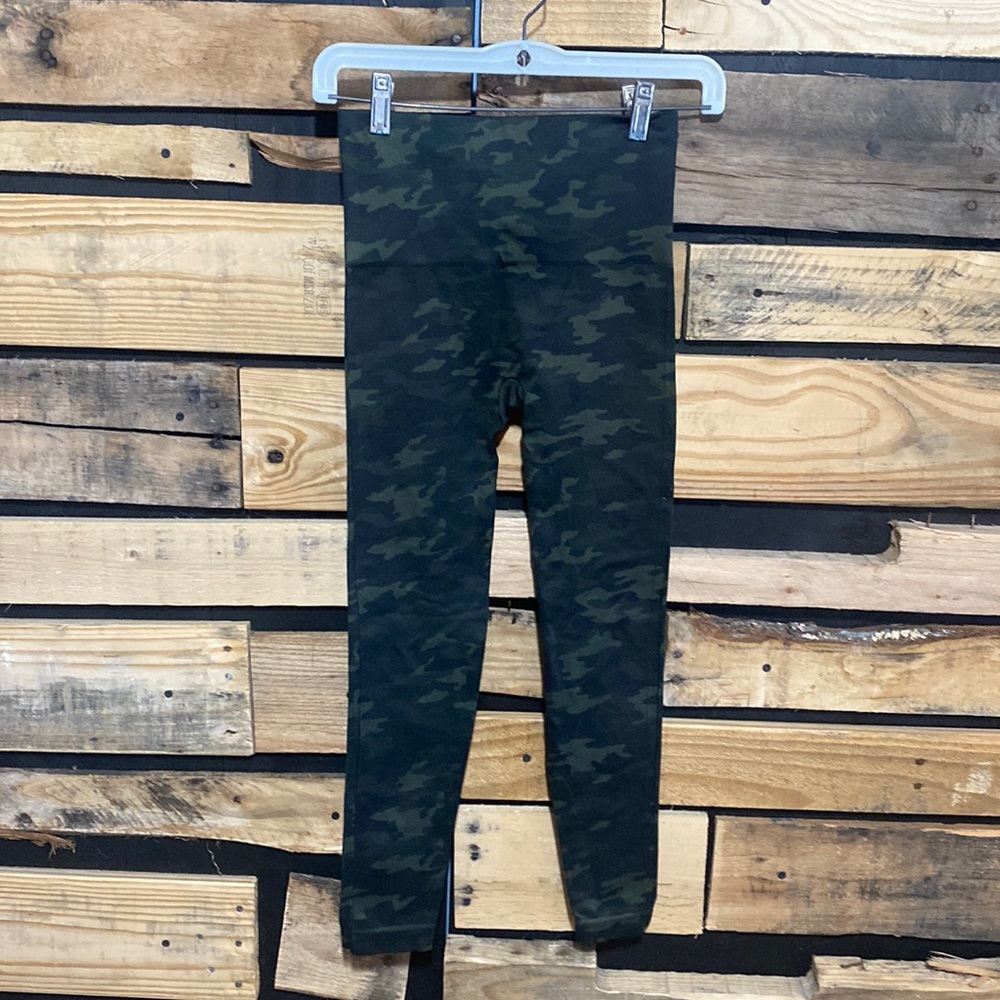SPANX Look At Me Now Seamless Leggings -Green
Camo Size Small